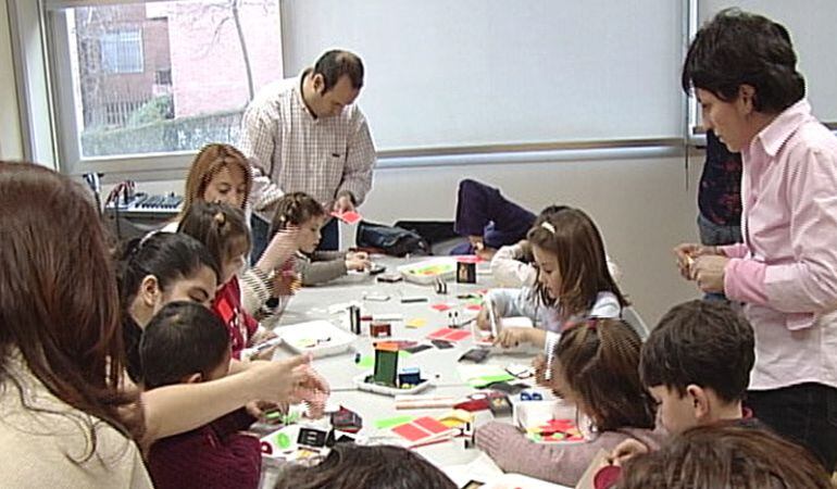 La Escuela de Familia es un espacio de reflexión y un lugar de encuentro para ayudar a los padres en la difícil tarea de educar a sus hijos y mejorar su relación con ellos