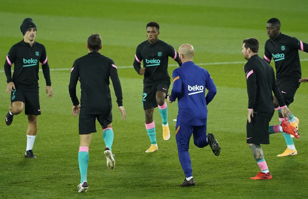 Jugadores del FC Barcelona calentando antes del partido contra el Alavés del pasado sábado