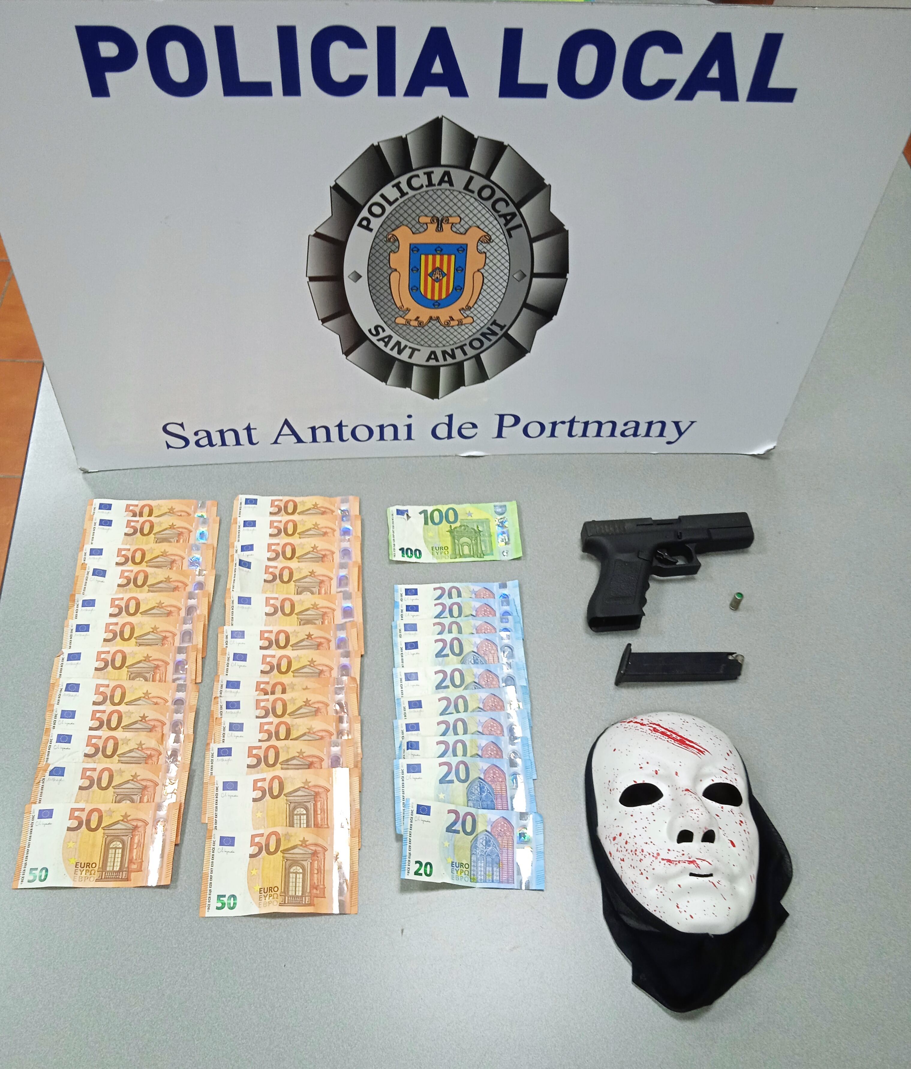 Imagen de la pistola intervenido junto con el dinero