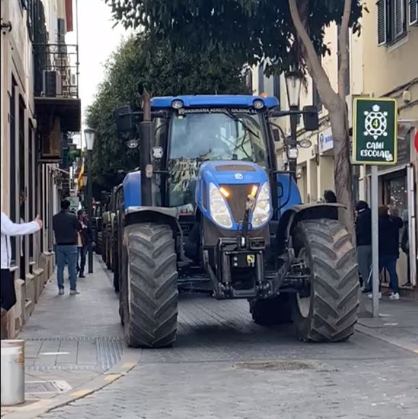 Els tractors arribant a Maó