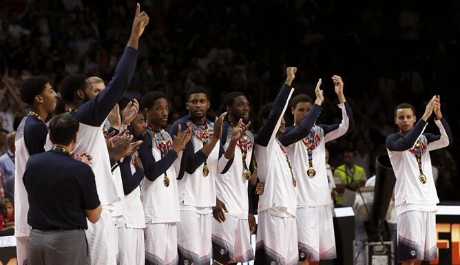El equipo de Estados Unidos celebra en el podio su título de campeón del Mundo