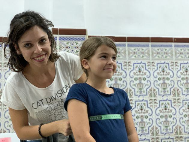 Ana Fernández toma medidas a Maira Silva 