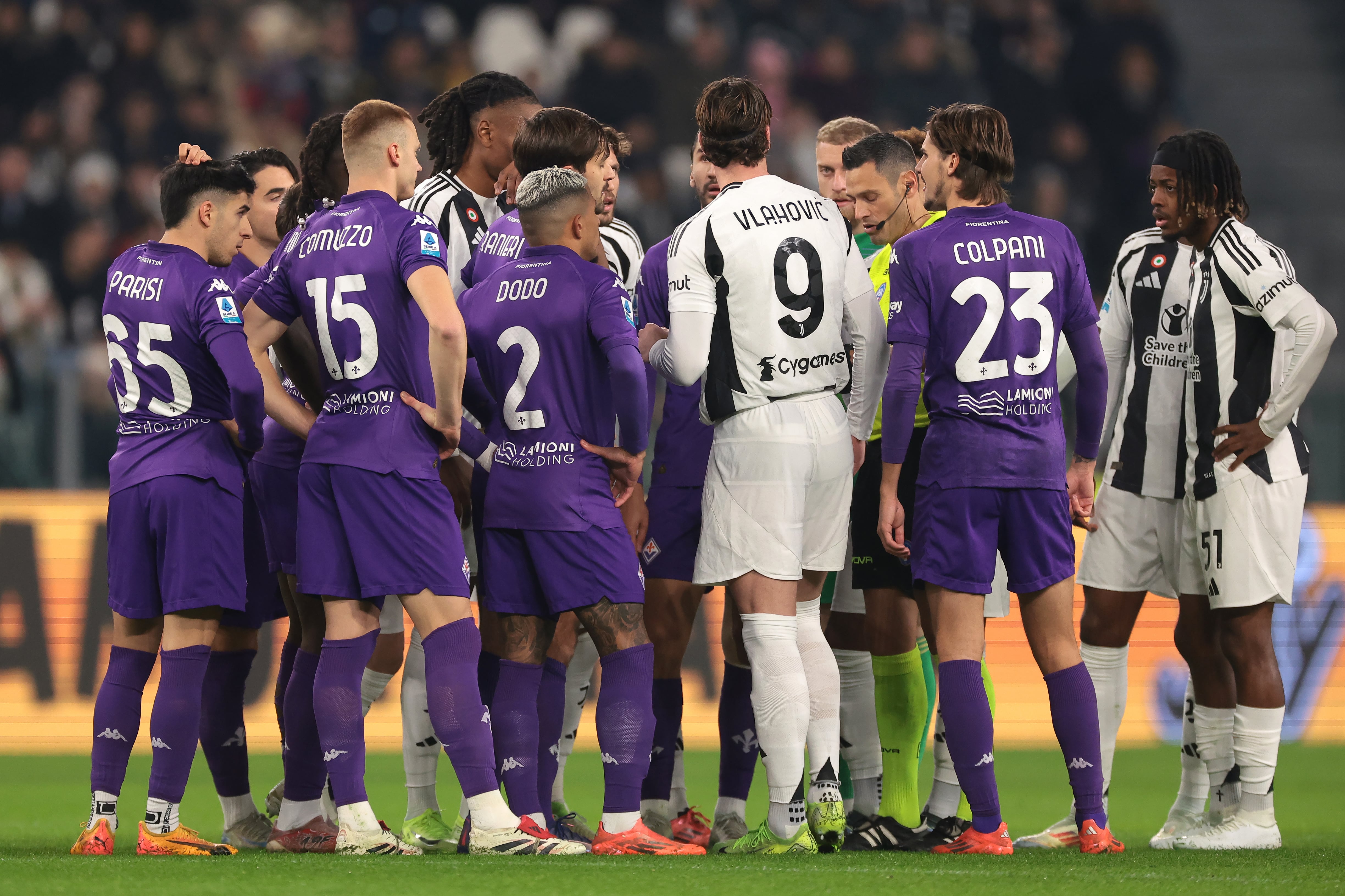 Futbolistas de Juventus y Fiorentina en su partido en la Serie A