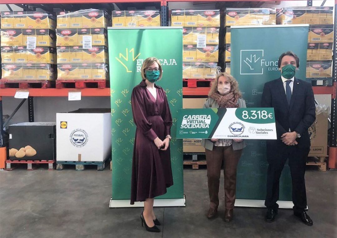 Entrega cheque al Banco de Alimentos