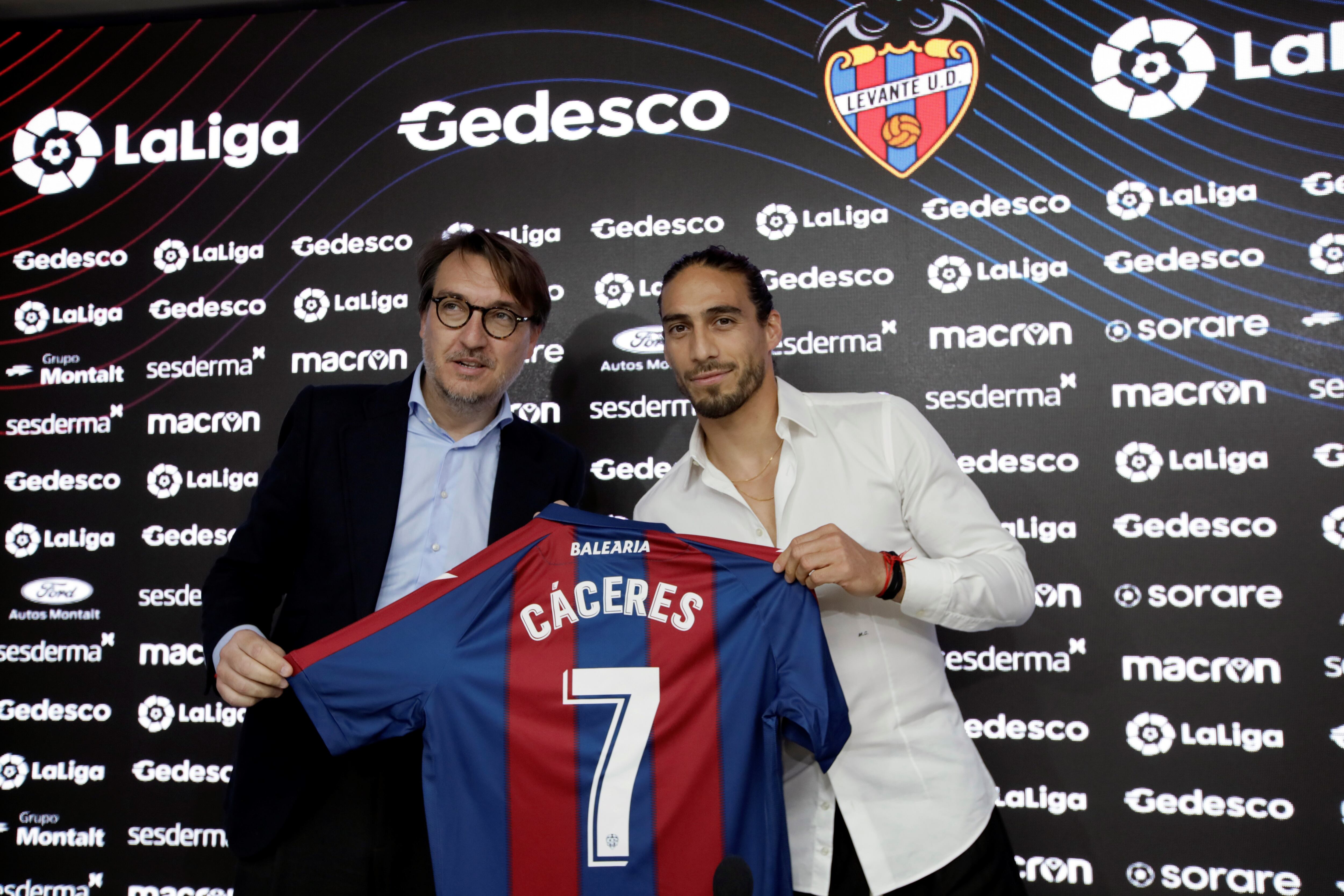 El Levante UD presenta al defensa internacional uruguayo Martín Cáceres (en la imagen, junto al presidente del club, Quico Catalán) , que ha fichado por el club hasta final de temporada, con una más en su contrato si el equipo lograr la permanencia en Primera.EFE/ Ana Escobar