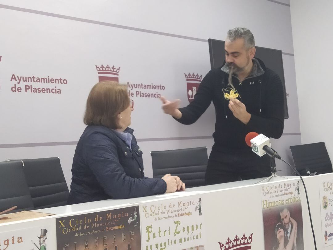 El mago Victor Cerro hace un &quot;truco&quot; a la concejala de cultura Marisa Bermejo durante la presentación del ciclo