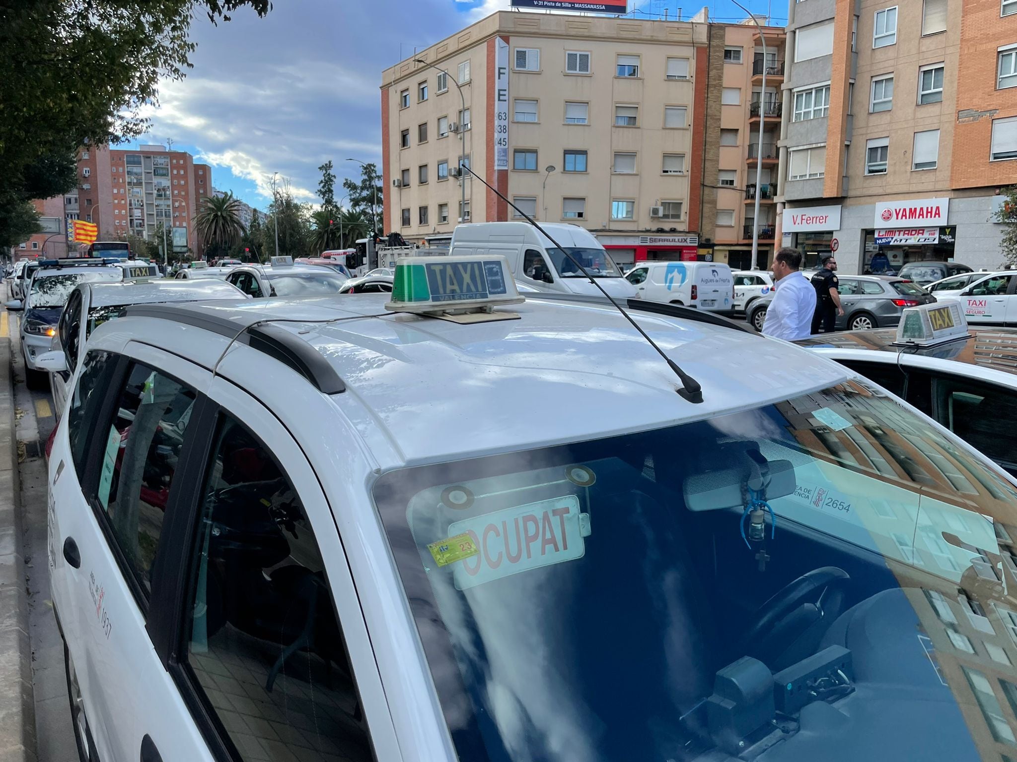 Concentración de taxis en València para reclamar que se reduzca la exigencia de taxis en circulación, suban las tarifas y se persiga a las VTC