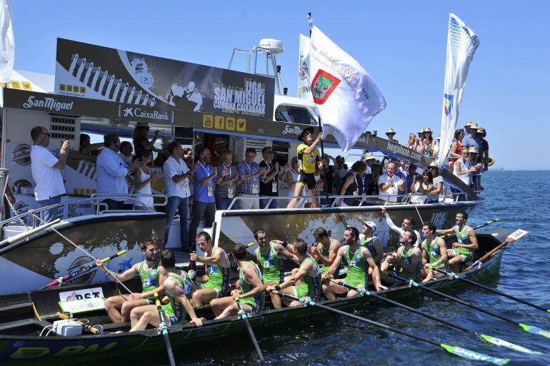 Los remeros de Hondarribia celebran su victoria en Gexto.