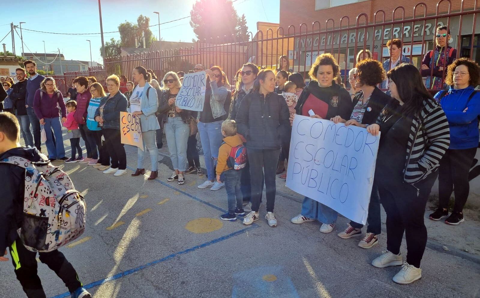 Protestas a las puertas de los centros educativos de Bullas para pedir a la administración la puesta en marcha del demandado comedor escolar