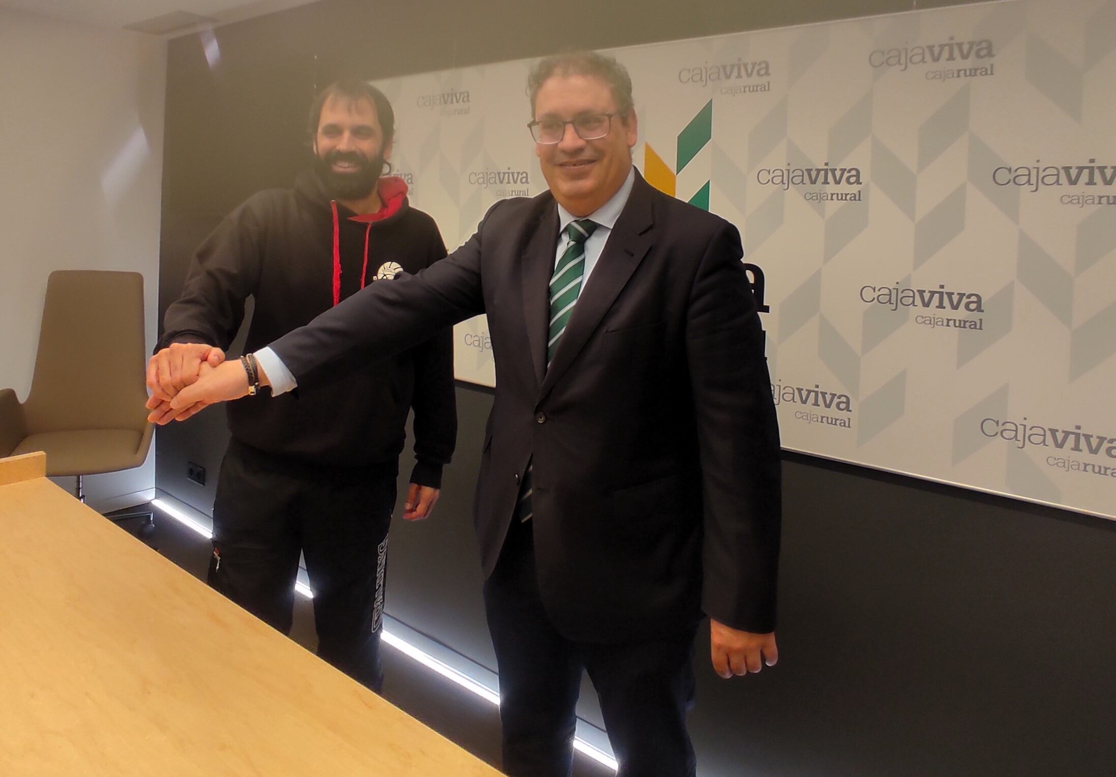 Alvar García -izquierda-, coordinador de cantera del CB Babieca, junto a Germán Martínez, gerente de la Fundación CajaViva Caja Rural Burgos. / Foto: Radio Castilla