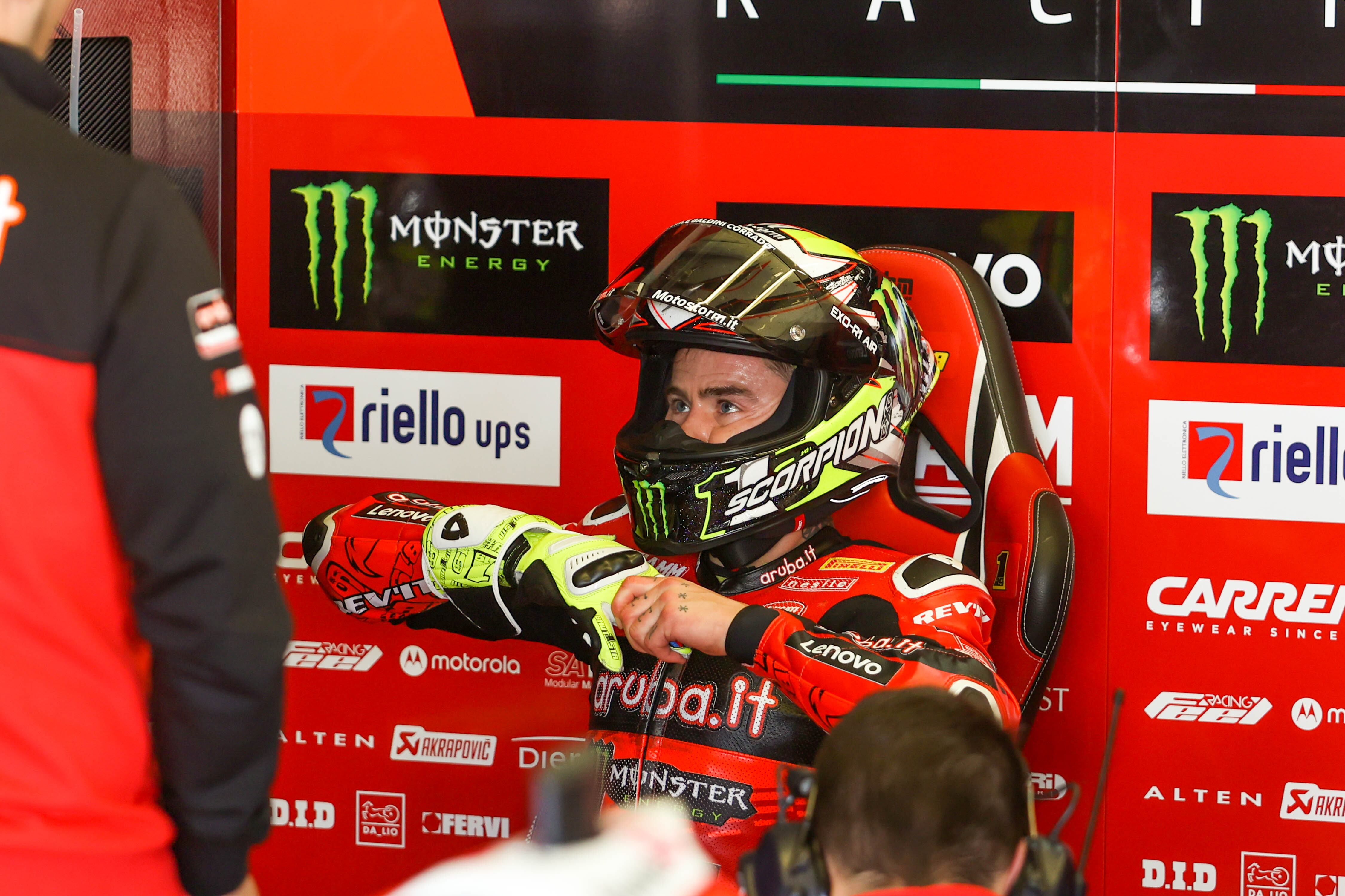 Álvaro Bautista en boxes en Jerez