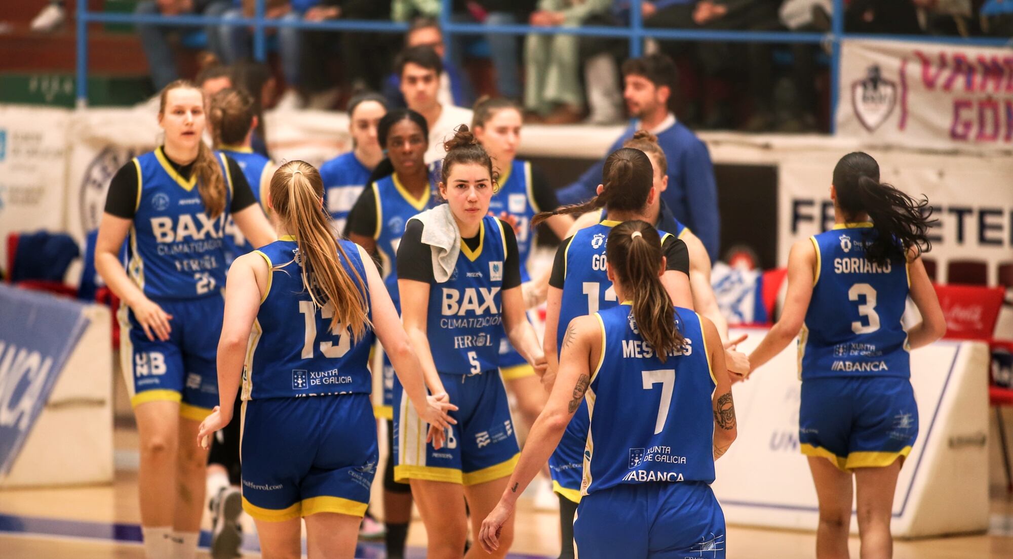 Las jugadoras del Baxi, durante el partido ante el Barça CBS en A Malata (foto: Mero Barral / Cadena SER)