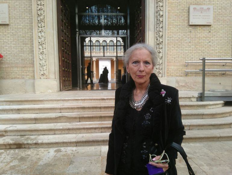 Teresa Ramón, a la entrada del Museo de Zaragoza