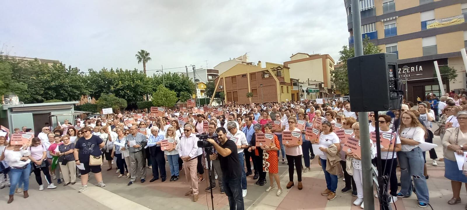 Varios cientos de personas en la concentracíon a las puertas de Centro de Salud de Jumilla