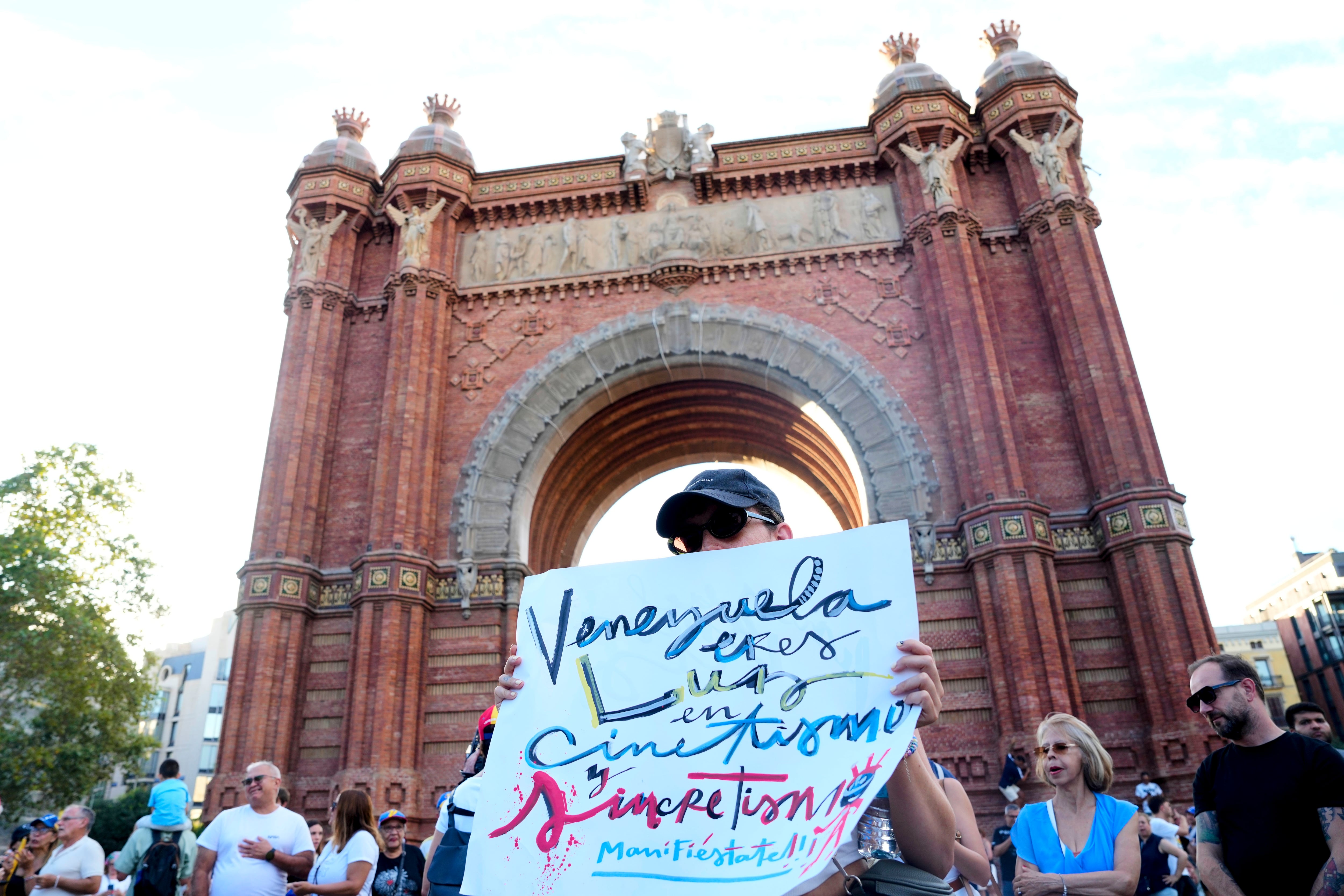 Decenas de venezolanos se manifestaron de forma pacífica este sábado en el Arc de Trionf, en Barcelona, para pedir la libertad de su país natal y denunciar, con las actas en la mano, el fraude de los recientes comicios presidenciales del 28 de julio. 
