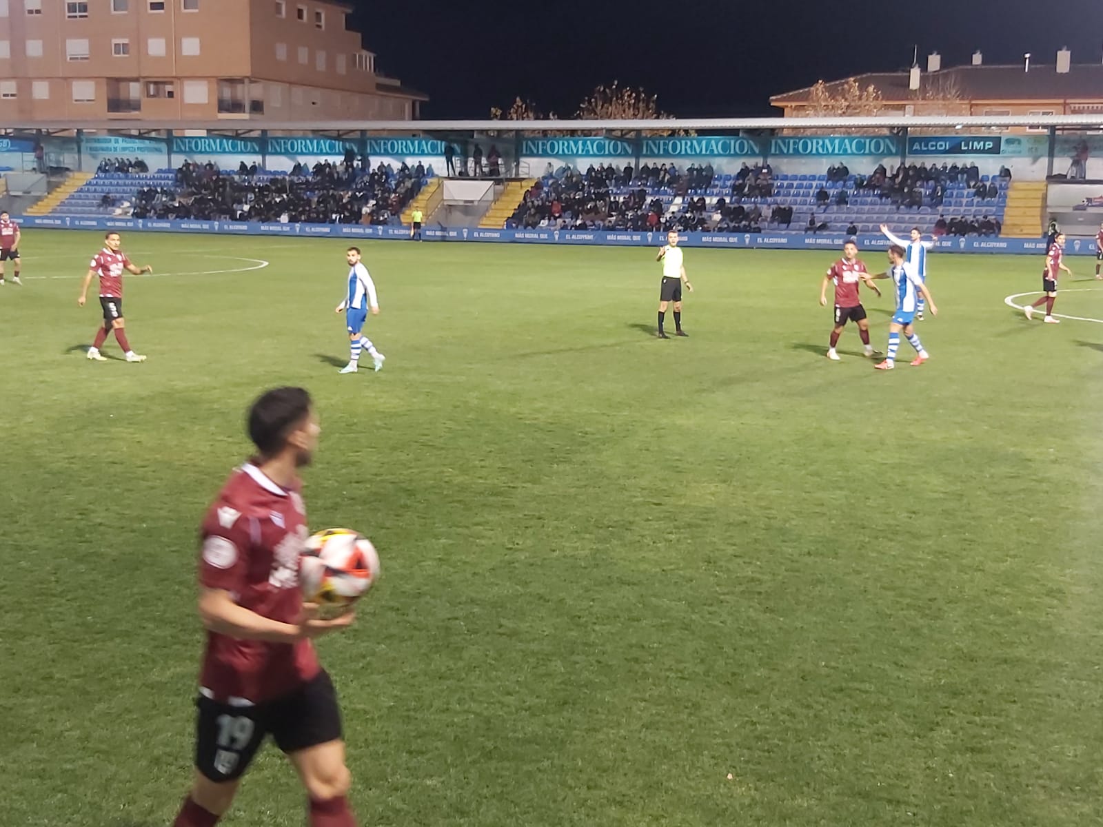 Instante del partido entre el CD Alcoyano y el AD Mérida en el Campo Municipal de El Collao