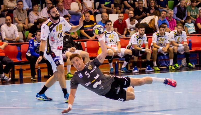 Vainstein a punto de hacer un lanzamiento, foto de archivo