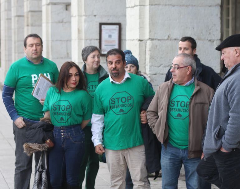 Miembros de la PAH ante el Parlamento.