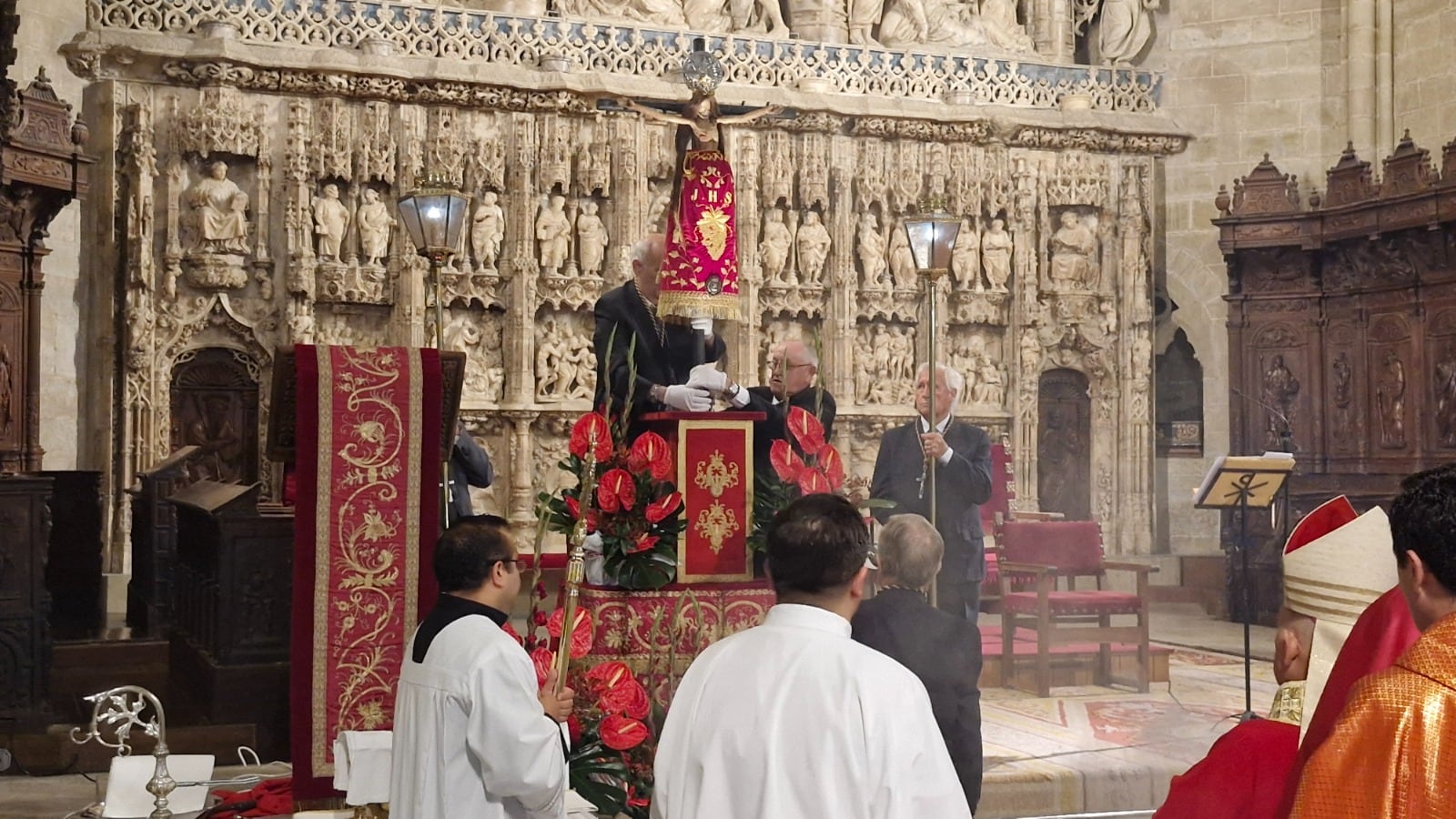 El Santo Cristo de los Milagros ha sido trasladado desde su capilla y hasta el altar mayor de la  Catedral de Huesca