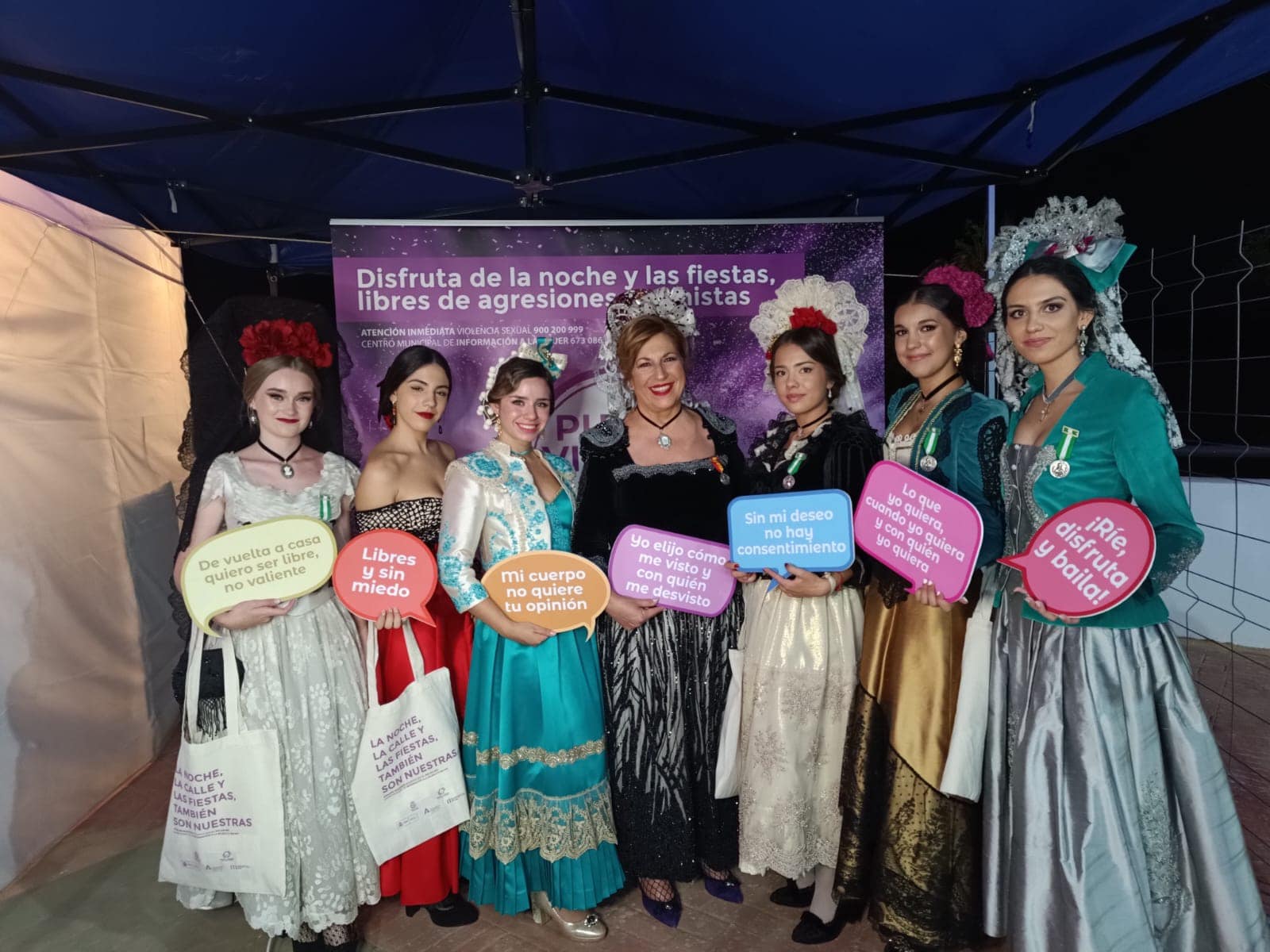 Las Damas Goyescas y su presidenta en el Punto Violera de la feria de Pedro Romero