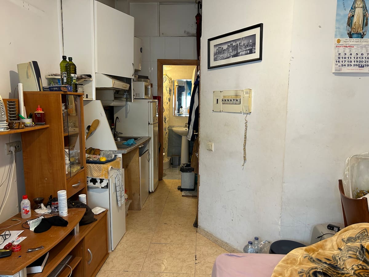 Desahuciados de un trastero en Madrid: "Les mandan a vivir en la calle mientras especulan convirtiendo el barrio en un museo"