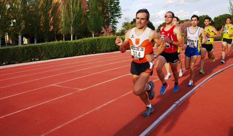 La pista de atletismo de la localidad lleva años sin apenas mantenimiento