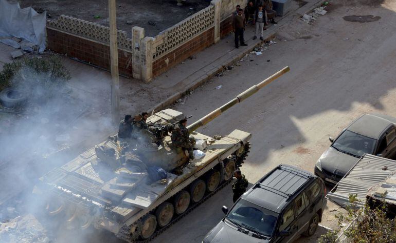 Tanques del régimen sirio circulan por las calles del oeste de Alepo (Siria).