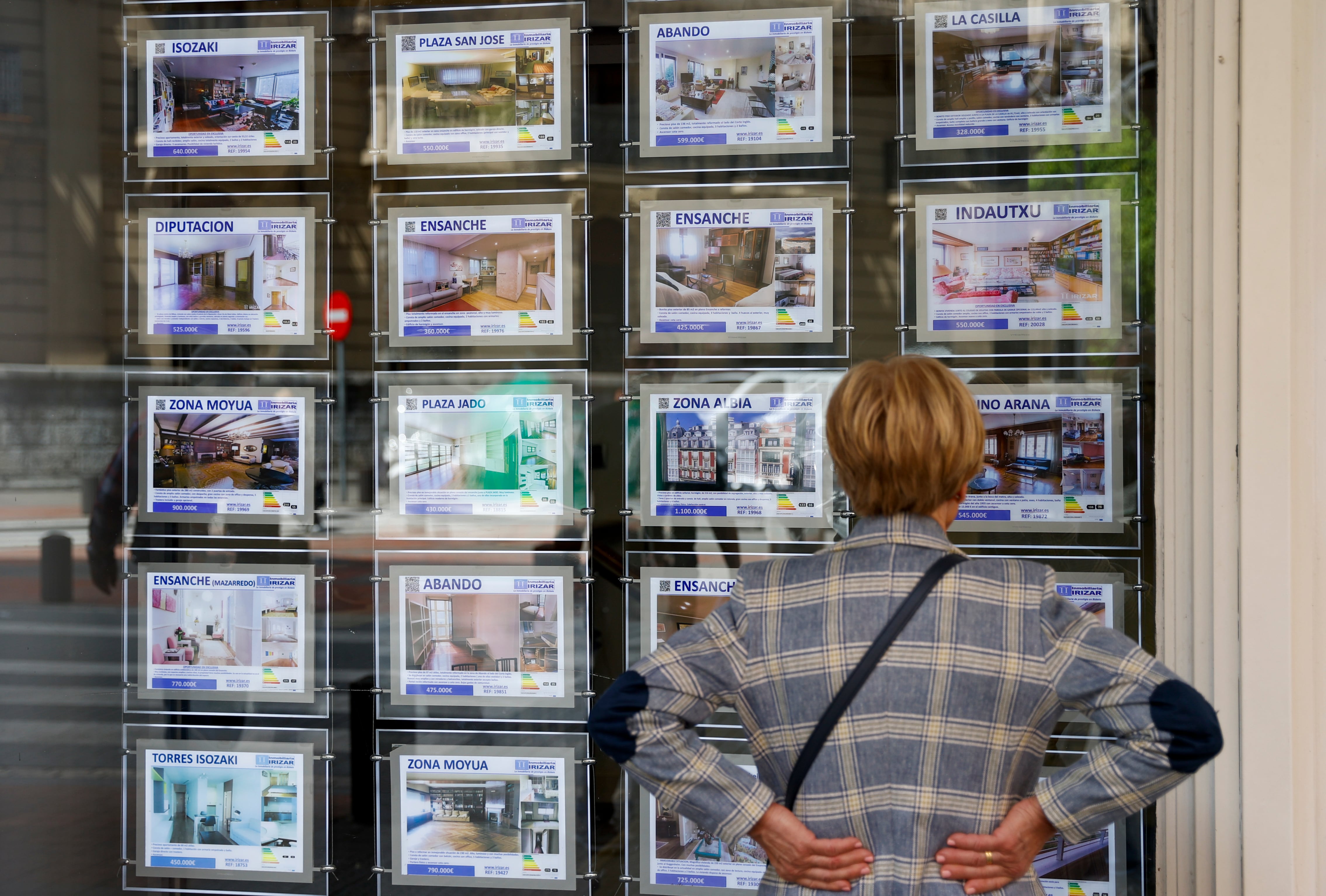 . BILBAO, 26/05/2023.-Una mujer mira la oferta de viviendas en una inmobiliaria este viernes en Bilbao. La firma de hipotecas sobre viviendas en Euskadi subió en marzo un 5,3 % respecto a febrero, pero registró una caída interanual del 14,1 %.En el conjunto de España durante el mes de marzo se firmaron 36.182 hipotecas un 15,7 % menos que en el mismo mes del año pasado y tan solo un 0,8 % más que en febrero de 2023, ha informado este viernes el Instituto Nacional de Estadística (INE).EFE/Luis Tejido
