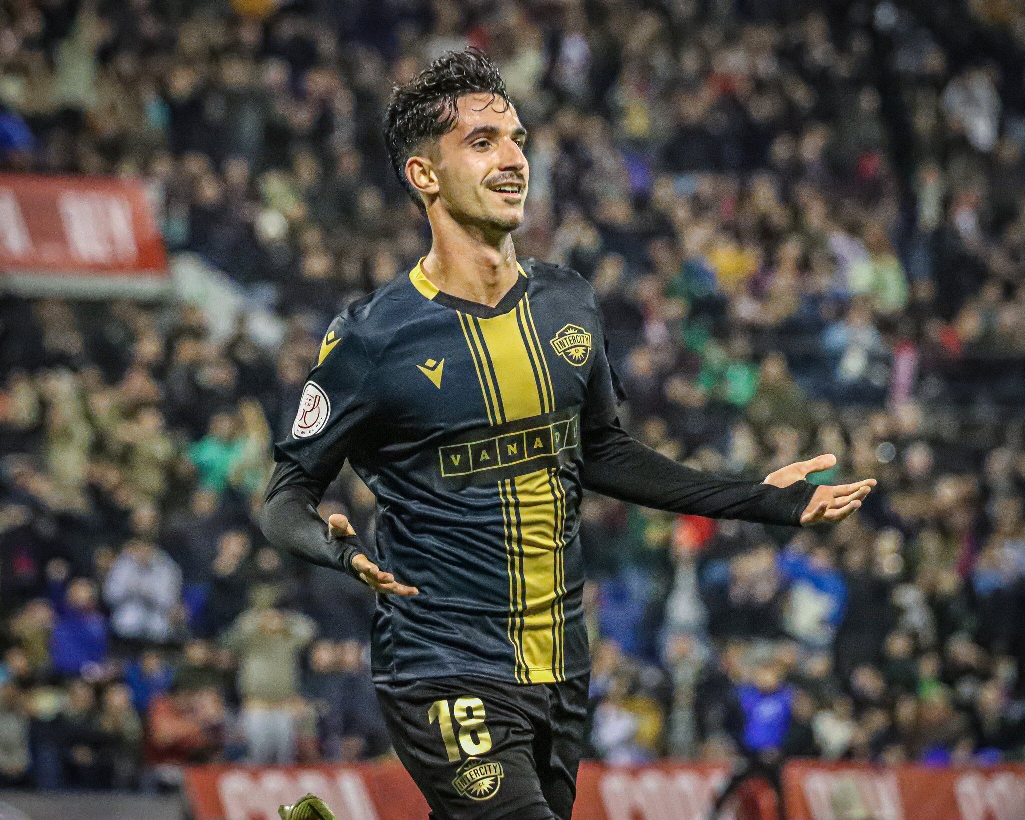 Oriol Soldevila, autor de tres goles ante el Barça, celebra uno de los tantos en el Rico Pérez