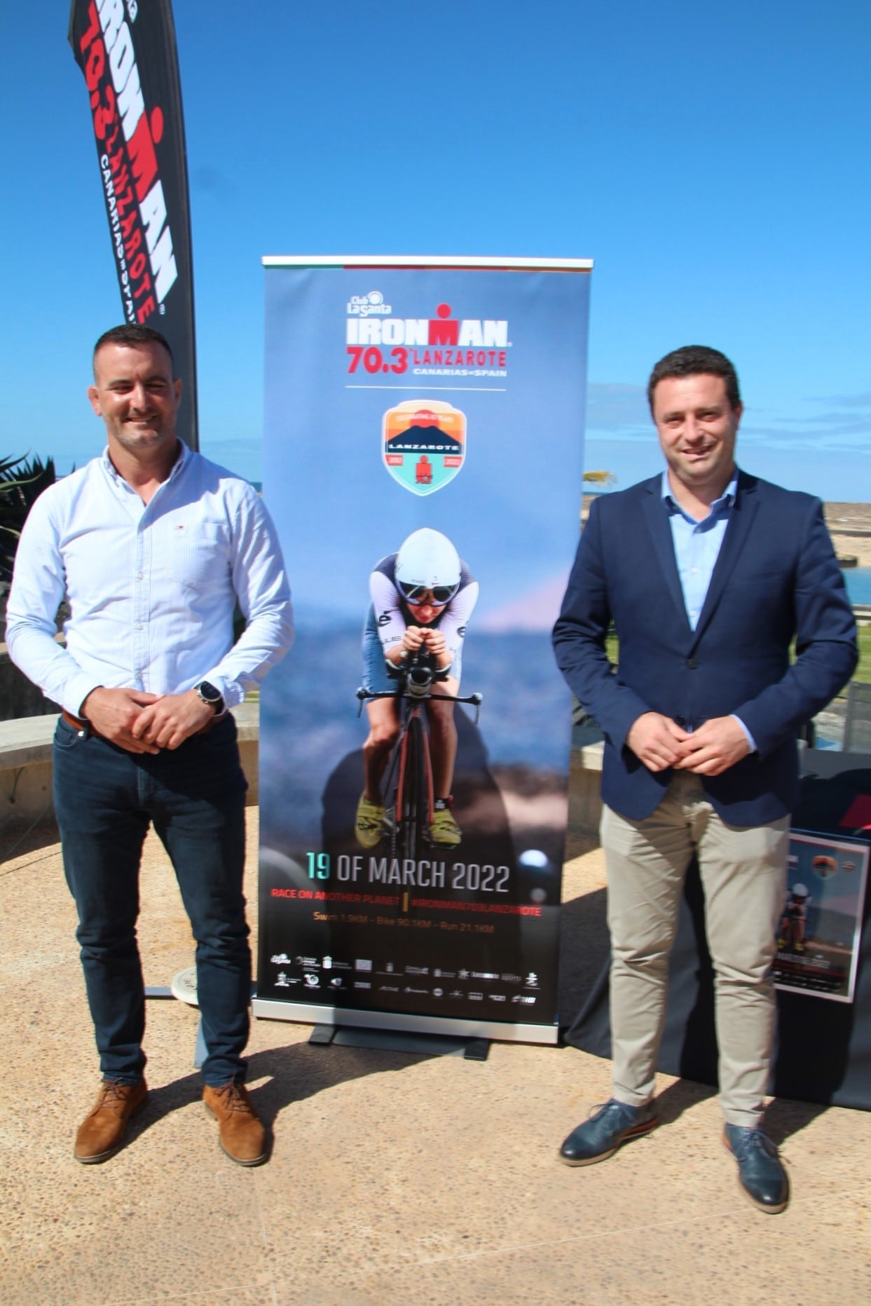 Ángel Dóminguez y Óscar Noda, concejal de Deportes y alcalde de Yaiza en la presentación.