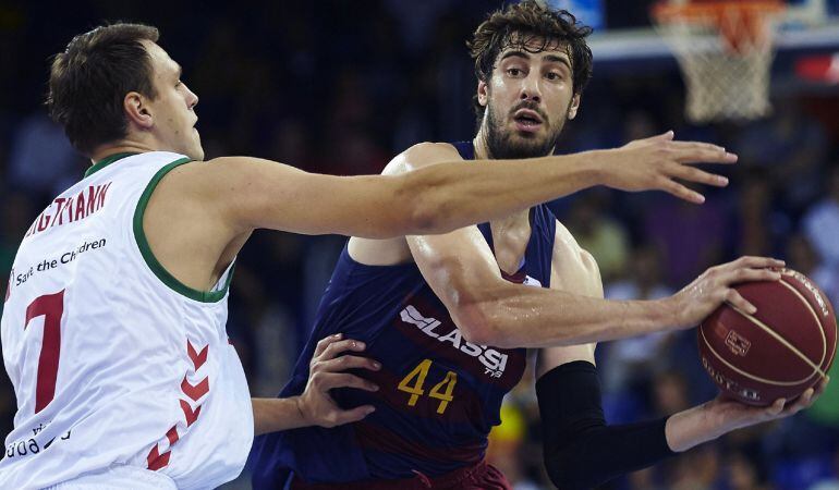 Tomic busca un pase ante la defensa de Voigtmann, durante el partido disputado en el Palau Blaugrana.