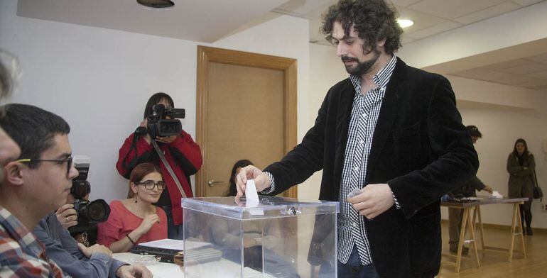 IU Castilla y León celebra primarias para elegir el candidato a la Presidencia de la Junta. En la imagen, la votación de José Sarrión