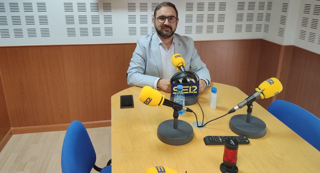 Diego José Mateos, alcalde de Lorca haciendo balance d elos dos años de gobierno en los estudios de Radio Lorca Cadena SER.