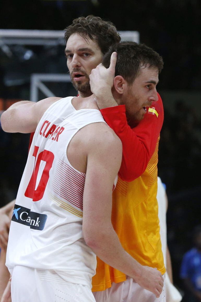 GRA299. LILLE (FRANCIA), 12/09/2015.- El pívot español Pau Gasol (d) celebra con el ala-pívot Víctor Claver (i) la victoria de España (80-66) ante la selección de Polonia en el partido de octavos de final del Europeo 2015, celebrado en el estadio Pierre Mauroy de la localidad francesa de Lille. EFE/Juan Carlos Hidalgo