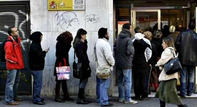 Cola de desempleados en una oficina del paro
