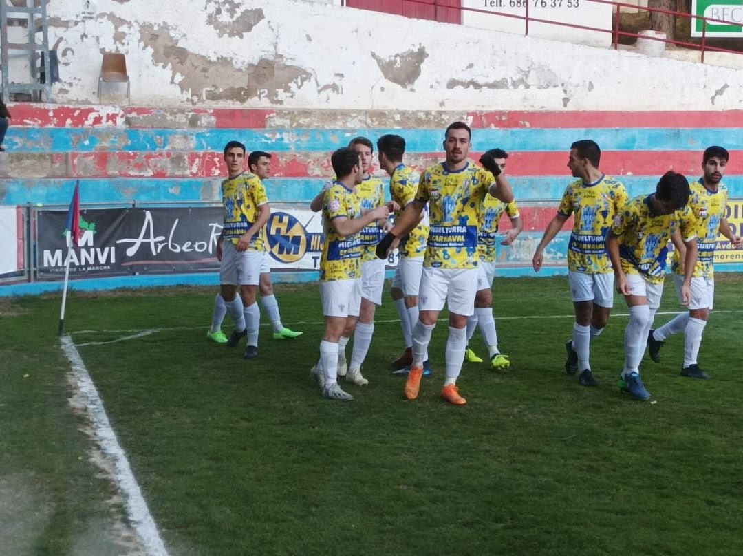 El Miguelturreño celebrando un gol en Villarrobledo