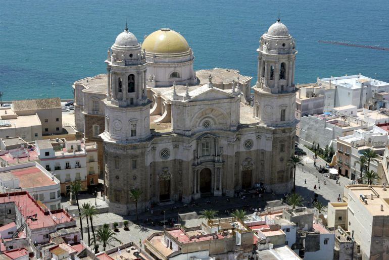 A la Catedral de Cádiz acuden todas las hermandades para hacer estación de penitencia 