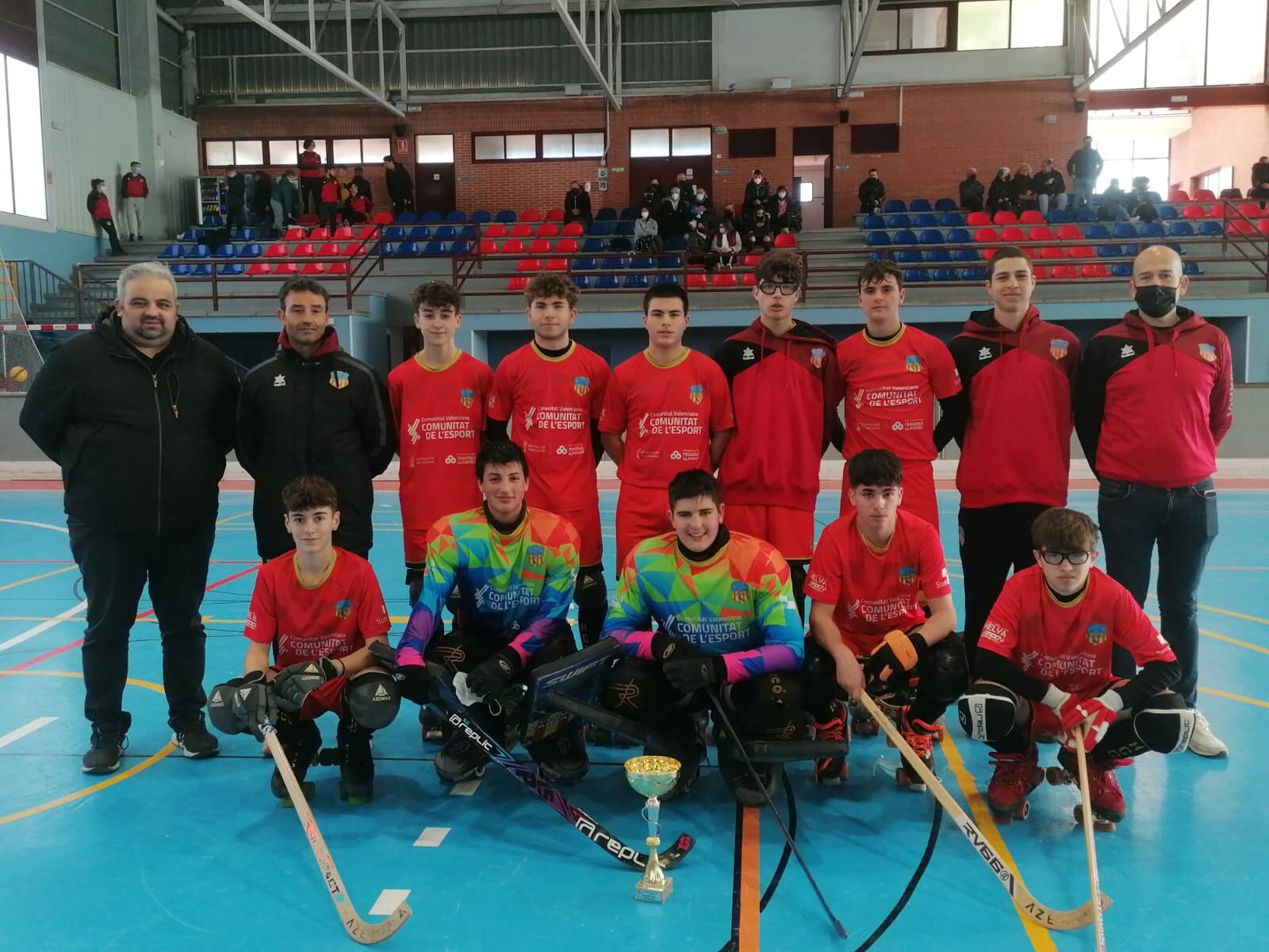 Equipo juvenil de Hoquei Club Cocentaina junto al entrenador  y delegados