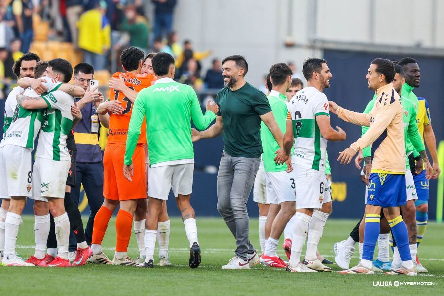 Saludo de los jugadores del Elche tras ganar en Cádiz