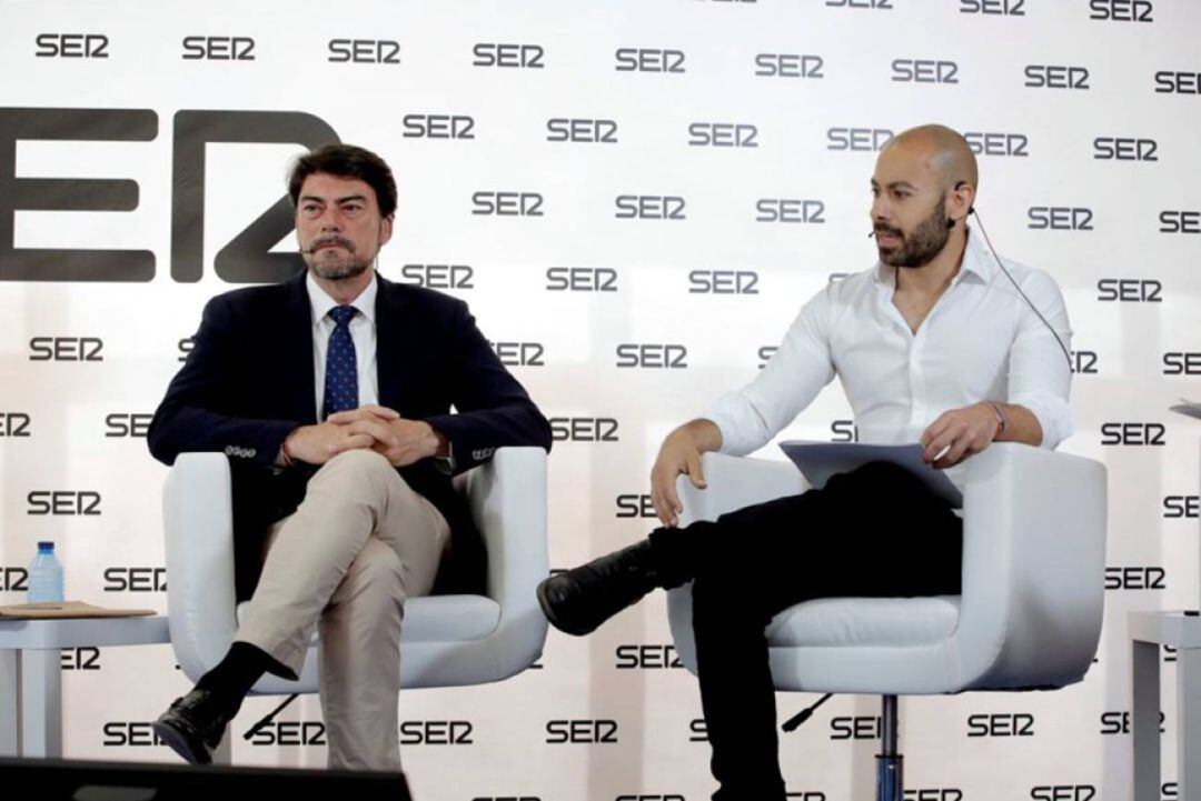 El alcalde de Alicante, Luis Barcala y el portavoz de Unidas Podemos, Xavier López