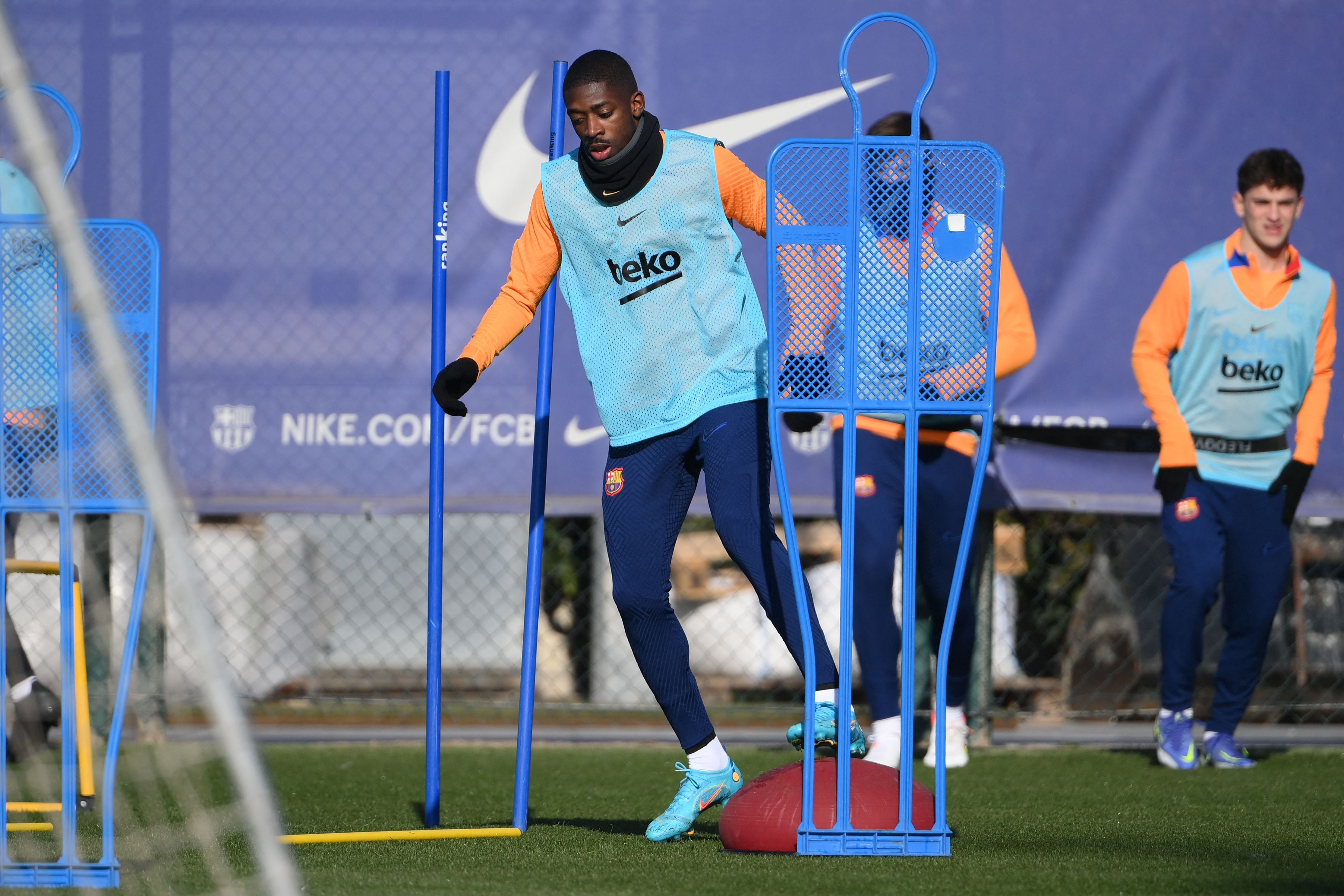 Ousmane Dembélé entrenando con sus compañeros