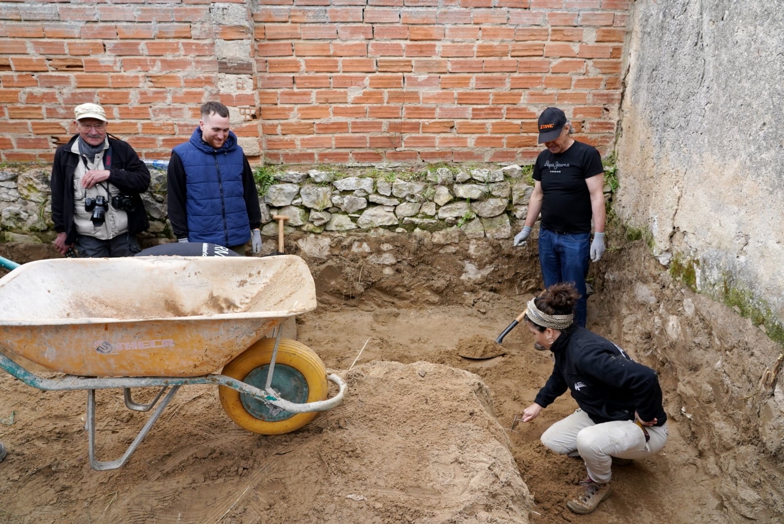 La Asociación para la Recuperación de la Memoria Histórica comienza la exhumación de los restos de Pedro de la Calle, asesinado por pistoleros falangistas en la localidad vallisoletana de Mojados en 1936.