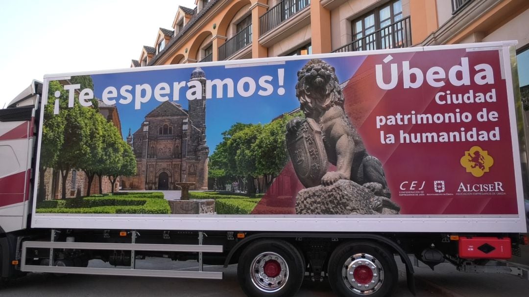 Uno de los camiones serigrafeados con imágenes de Úbeda