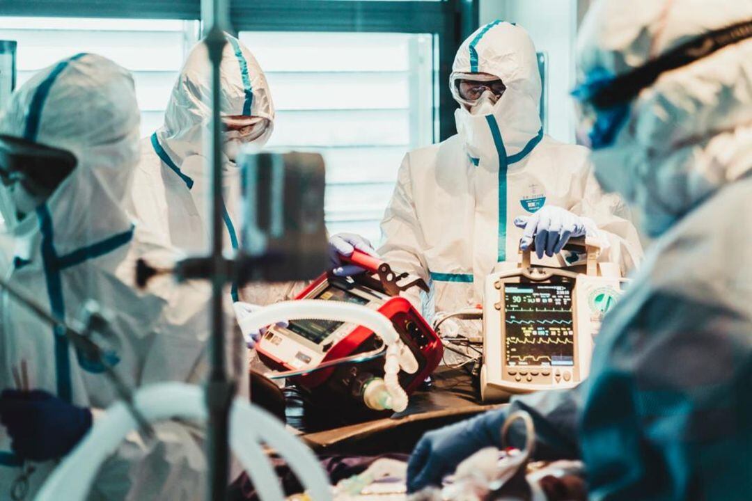 Imagen de profesionales sanitarios en una UCI en Son Espases
