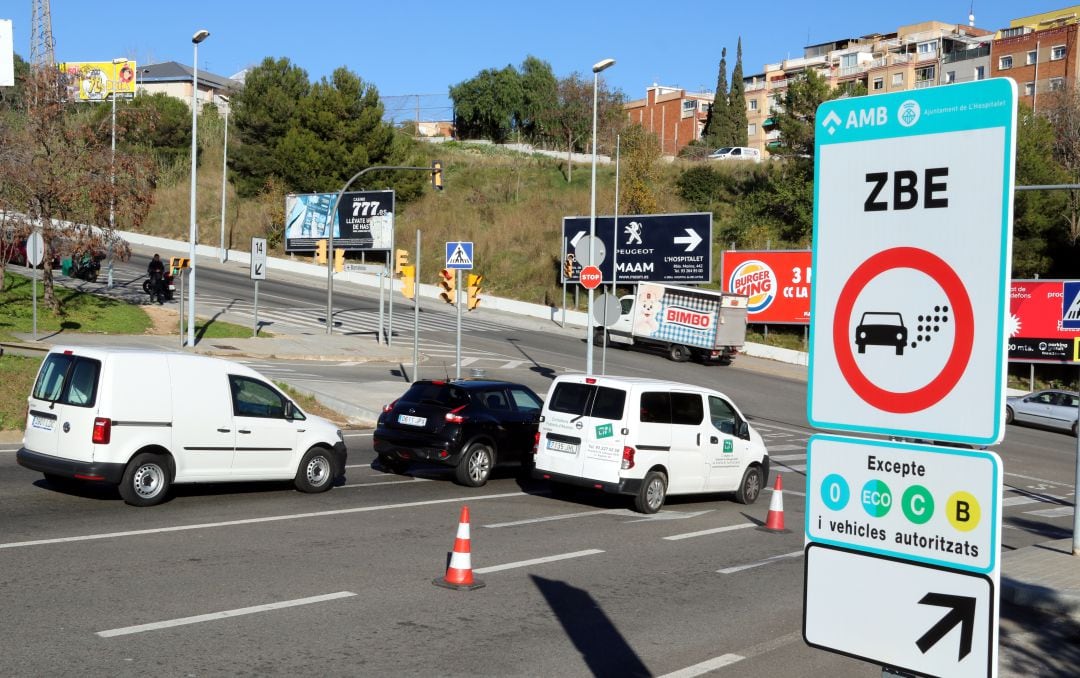 Señal de la Zona de Bajas Emisiones a la salida de una ronda de Barcelona