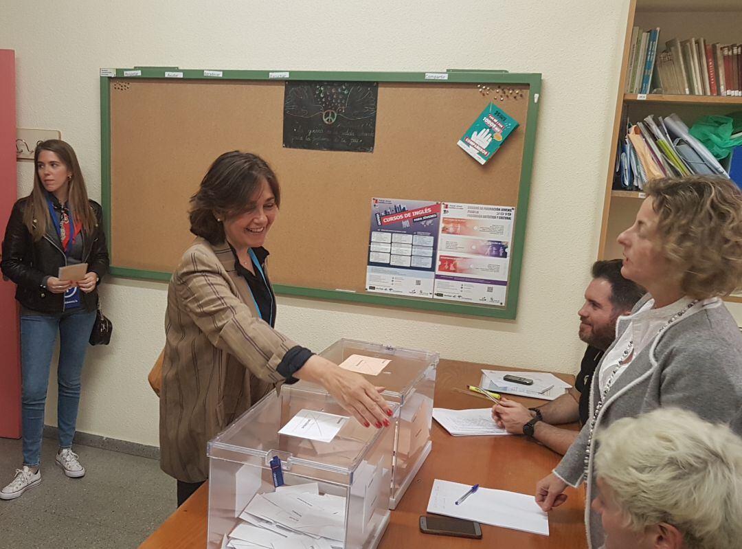 Beatriz Escudero ejerciendo su derecho a voto en el Colegio Domingo de Soto de Segovia