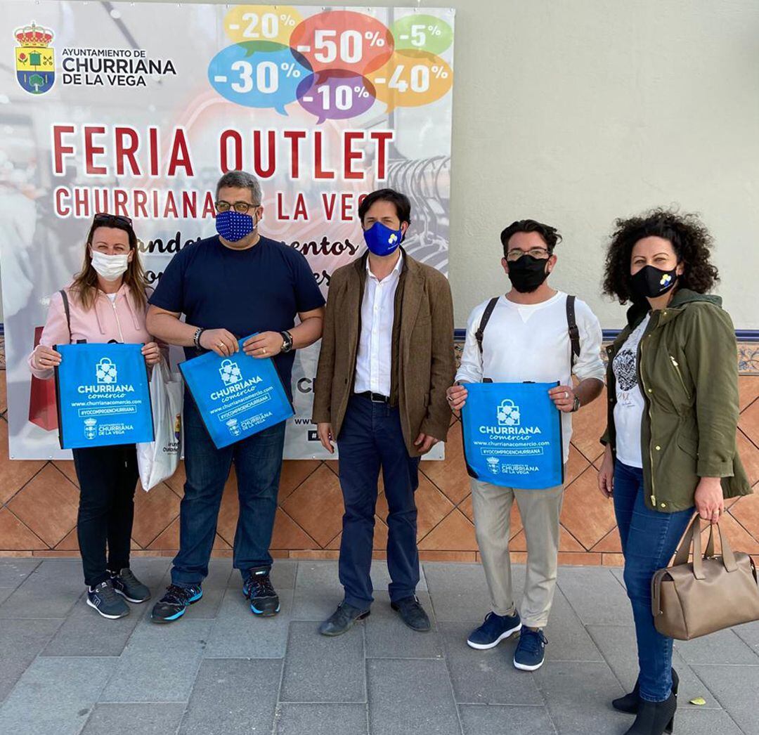 Foto de familia de la I Feria Outlet celebrara en Churriana de la Vega (Granada)
