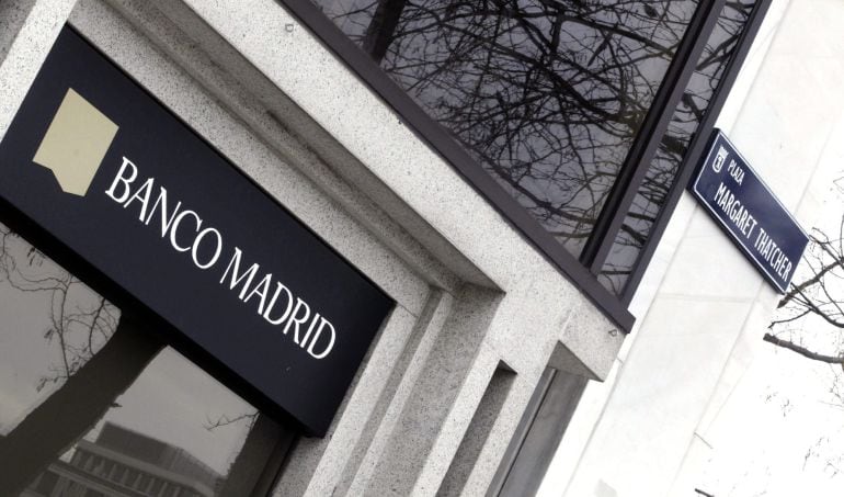 GRA051 MADRID, 17/03/2015.- Fachada del Banco Madrid ,filial del banco andorrano Banca Privada d&#039;Andorra (BPA). El Banco Madrid ha dejado atrapados temporalmente a miles de clientes que ya no pueden acceder a su dinero, ya sea en depósitos, fondos de inversión o sicavs, que han quedado bloqueados.A cierre de noviembre de 2014, unos 15.000 clientes tenían más de 695,6 millones depositados en Banco Madrid, pero está por ver qué cantidad atesora a día de hoy tras la espantada de sus clientes, que ahora esperan que un juez decida si la entidad tiene opciones de ser vendida al mejor postor o directamente debe ser liquidada. EFE/ JAVIER LIZÓN