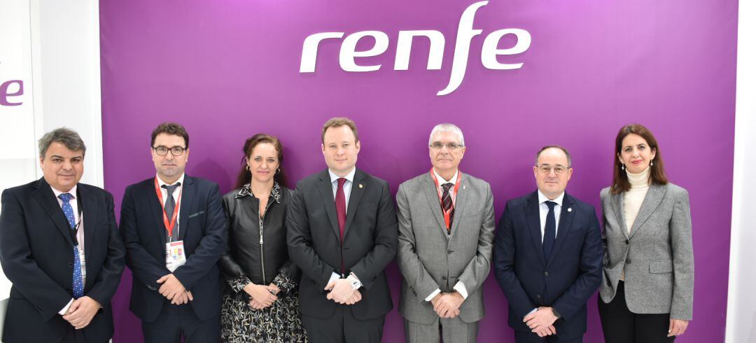 El equipo de gobierno con el presidente de RENFE