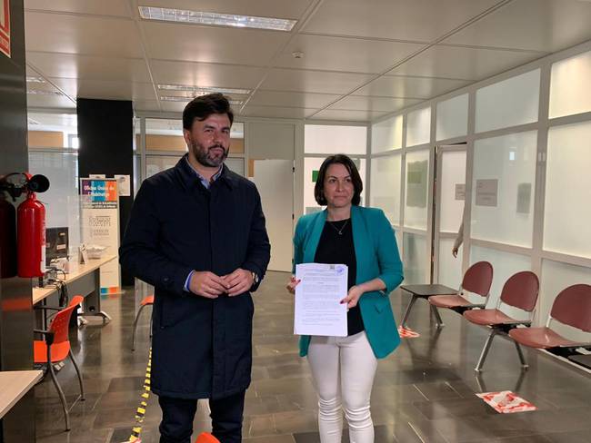 José Aix de Ciudadanos y Carolina Gracia del PSOE en el momento que registraron la moción de censura